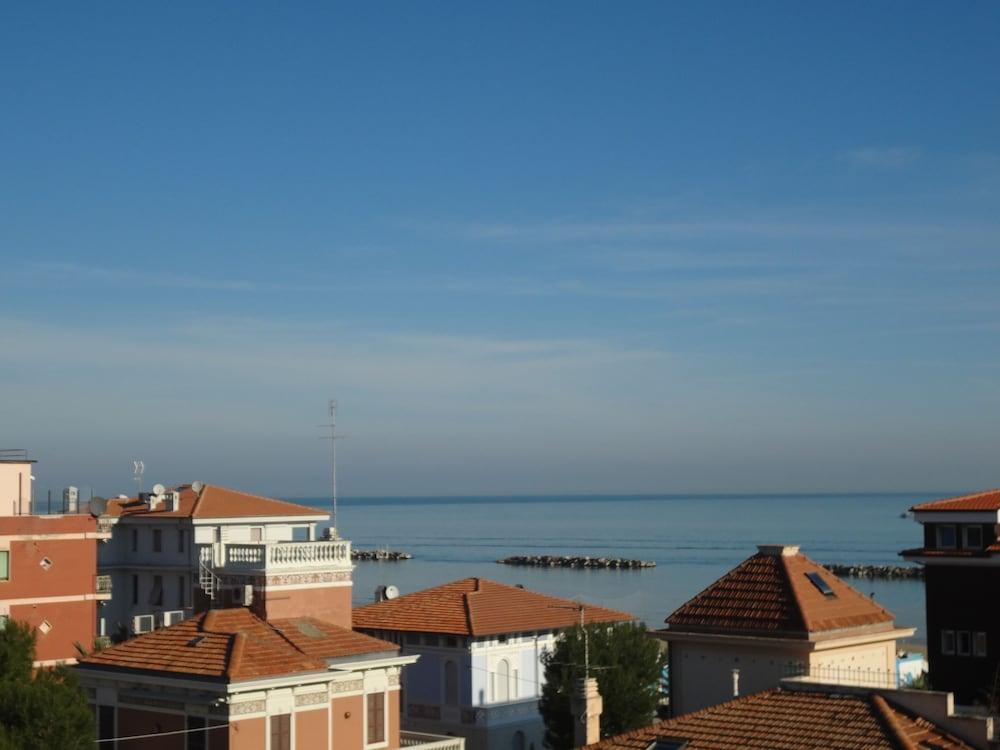 Hotel Nettuno Porto San Giorgio Exteriör bild