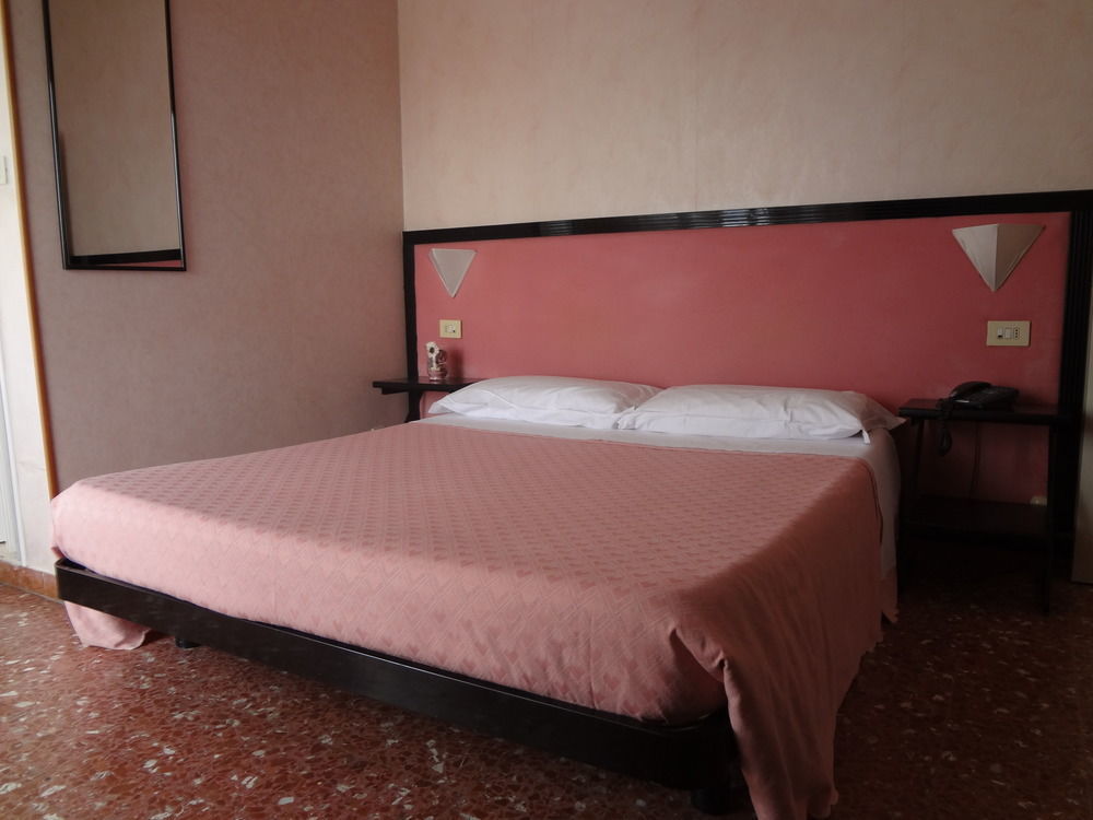 Hotel Nettuno Porto San Giorgio Exteriör bild