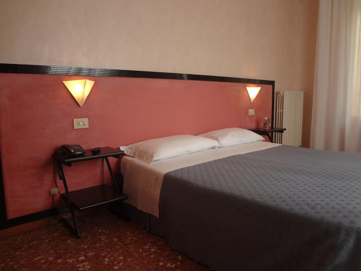 Hotel Nettuno Porto San Giorgio Exteriör bild